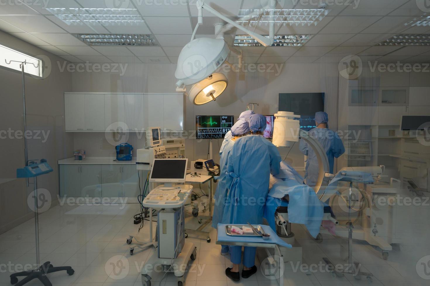 médecin, infirmière Faire chirurgie sur patient. photo