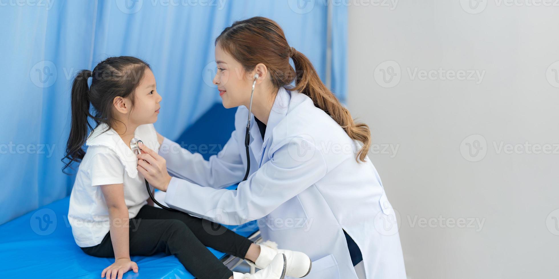 le fille est assis sur le les patients lit pour le médecin. photo