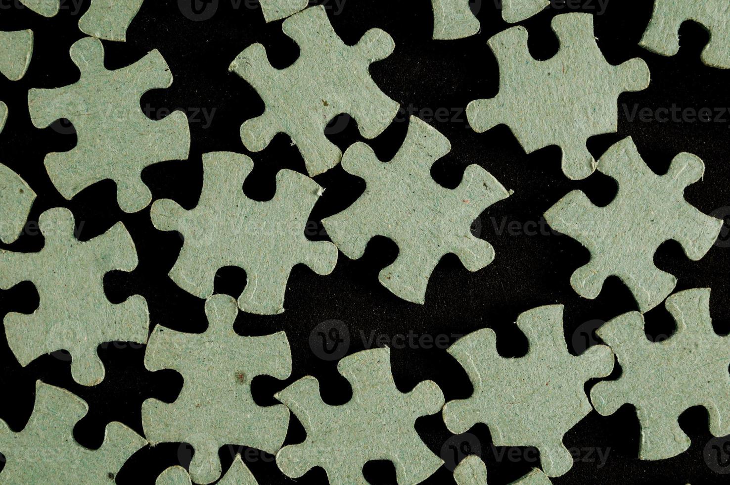 puzzle pièces sur foncé Contexte photo