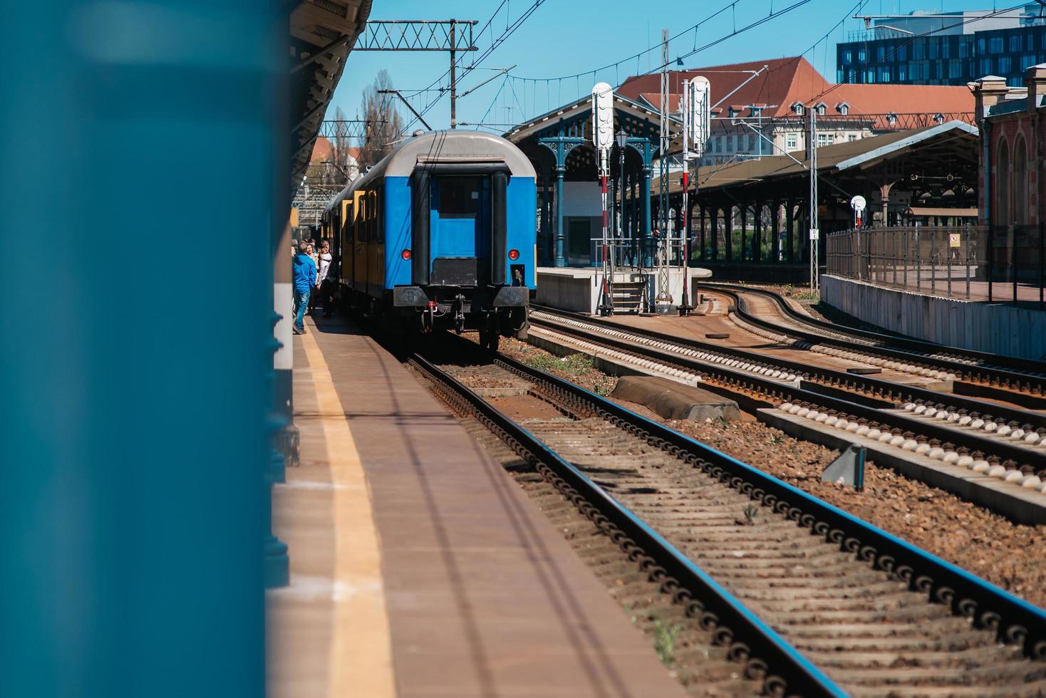 Gdansk, Pologne 2017- voies ferrées de la gare principale avec un train qui arrive photo