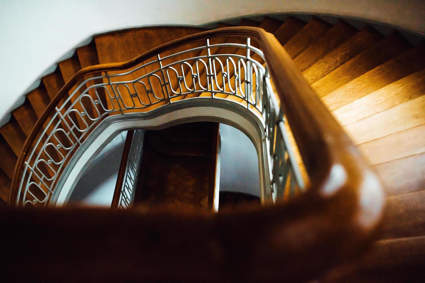 Ancien escalier semi-circulaire vintage photo