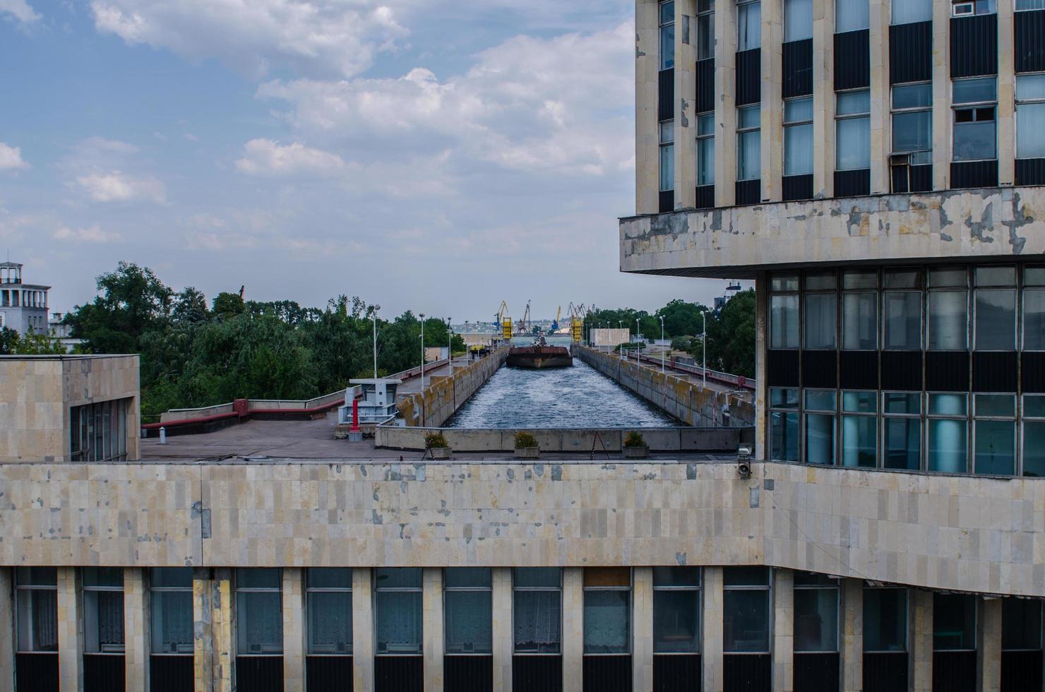 une barge de fret dans l'écluse d'un barrage d'eau photo