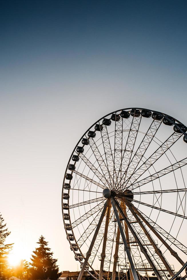 grande roue contre le ciel bleu photo