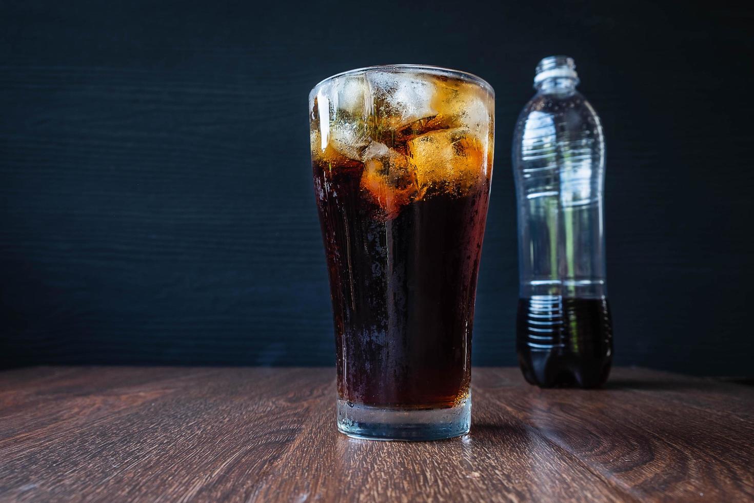 soda dans un verre et une bouteille photo