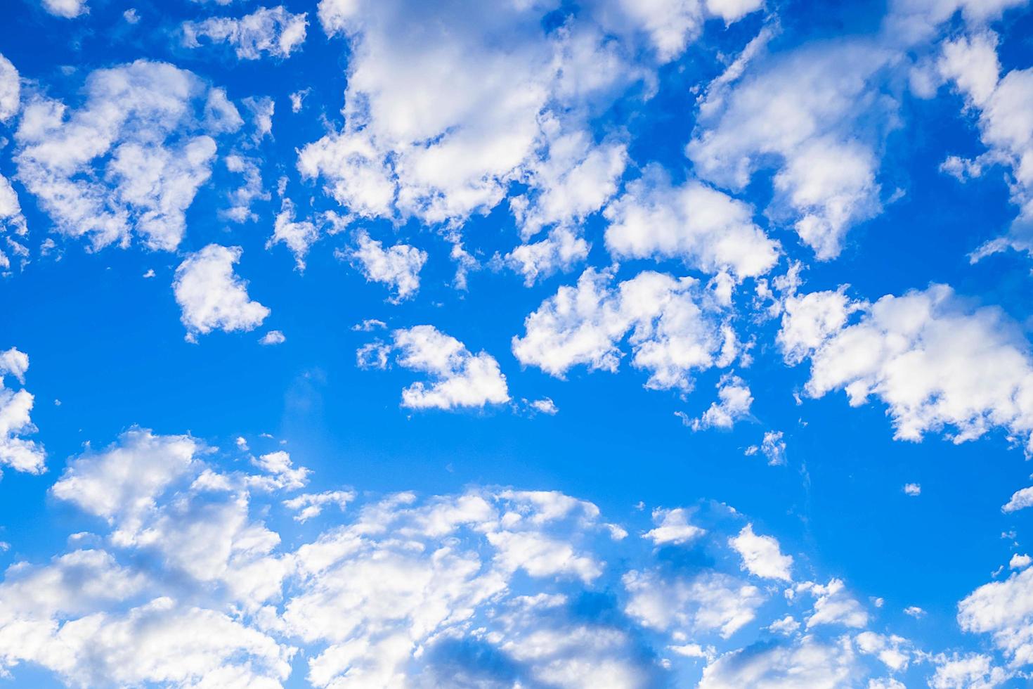ciel bleu idyllique avec des nuages blancs photo