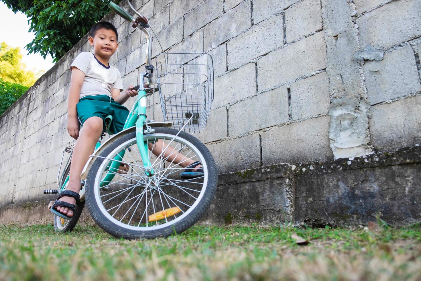 garçon assis sur un vélo photo