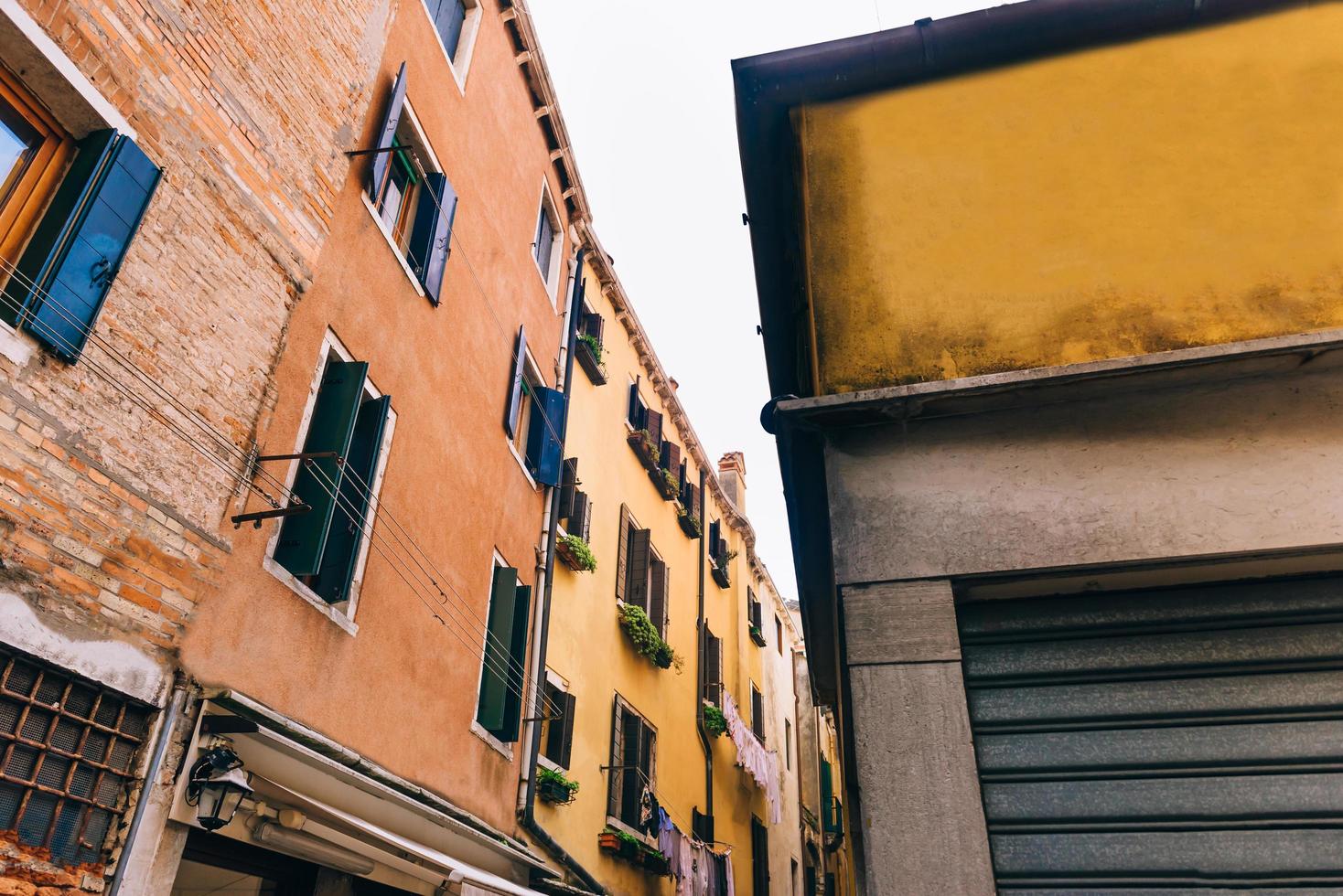 les vieilles rues de Venise en italie photo