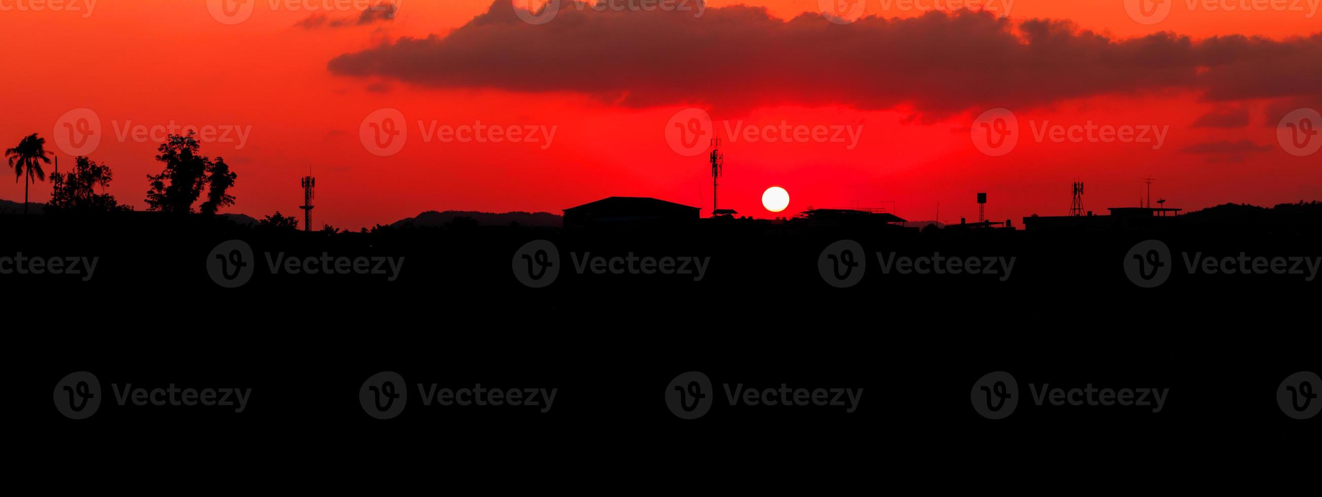 panorama vue le coucher du soleil dans ciel magnifique coloré paysage silhouette ville campagne et arbre des bois crépuscule temps art de la nature photo