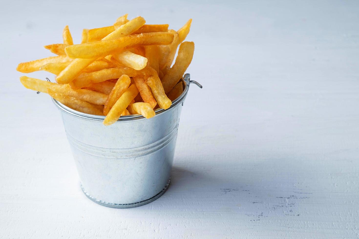 frites dans un seau photo