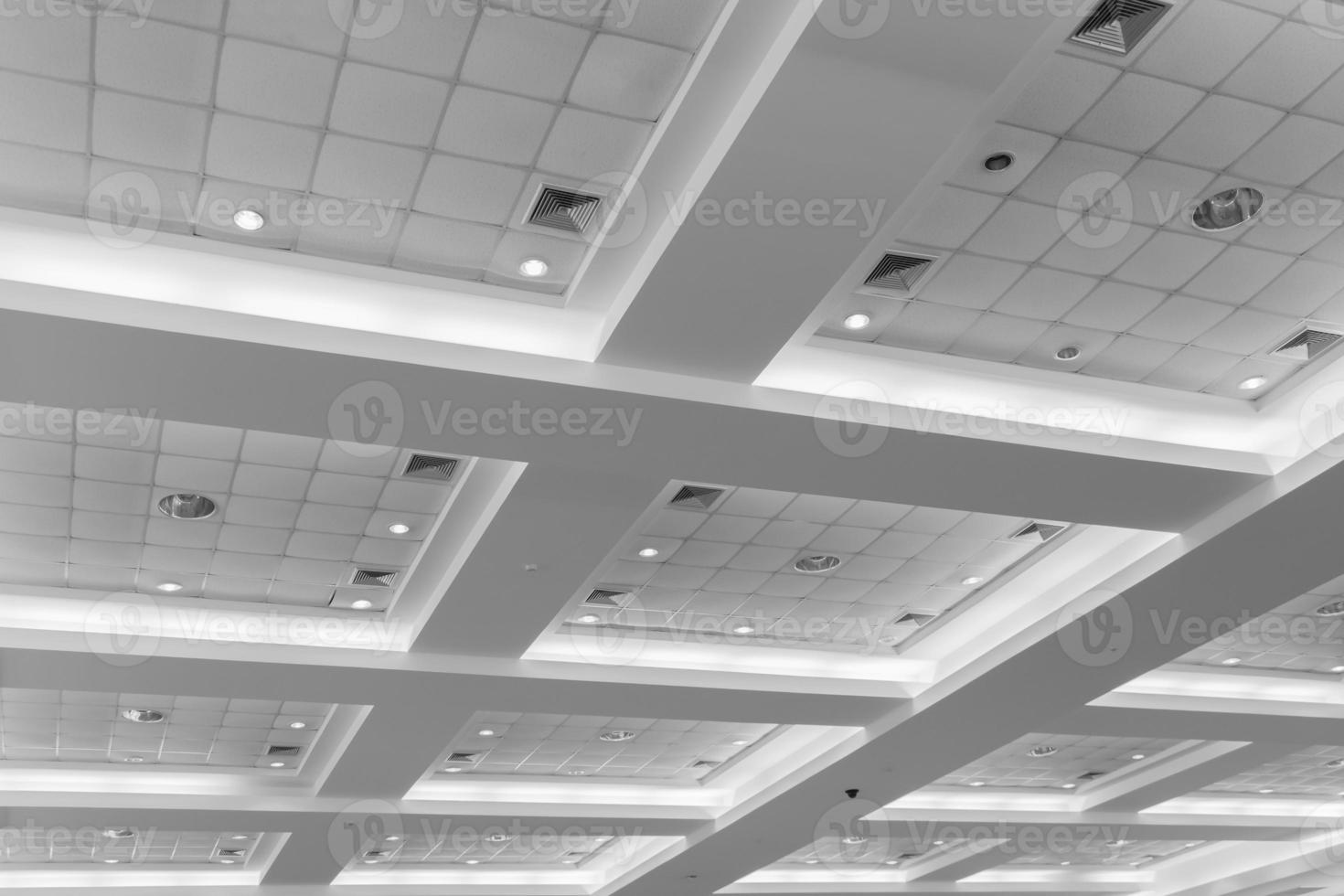 plafond de affaires intérieur Bureau bâtiment et lumière néon. style monochrome avec copie espace ajouter texte photo