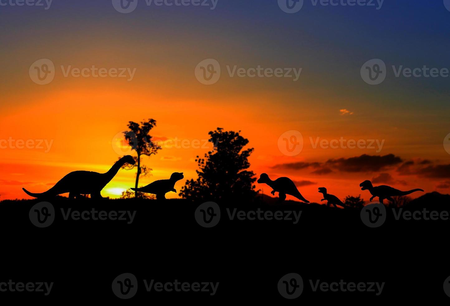 silhouettes de dinosaures dans le forêt sur le coucher du soleil Contexte avec copie espace ajouter texte photo