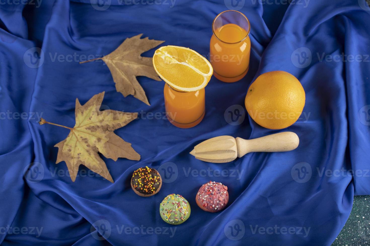 deux pichets en verre avec un délicieux jus et des tranches de fruits orange photo