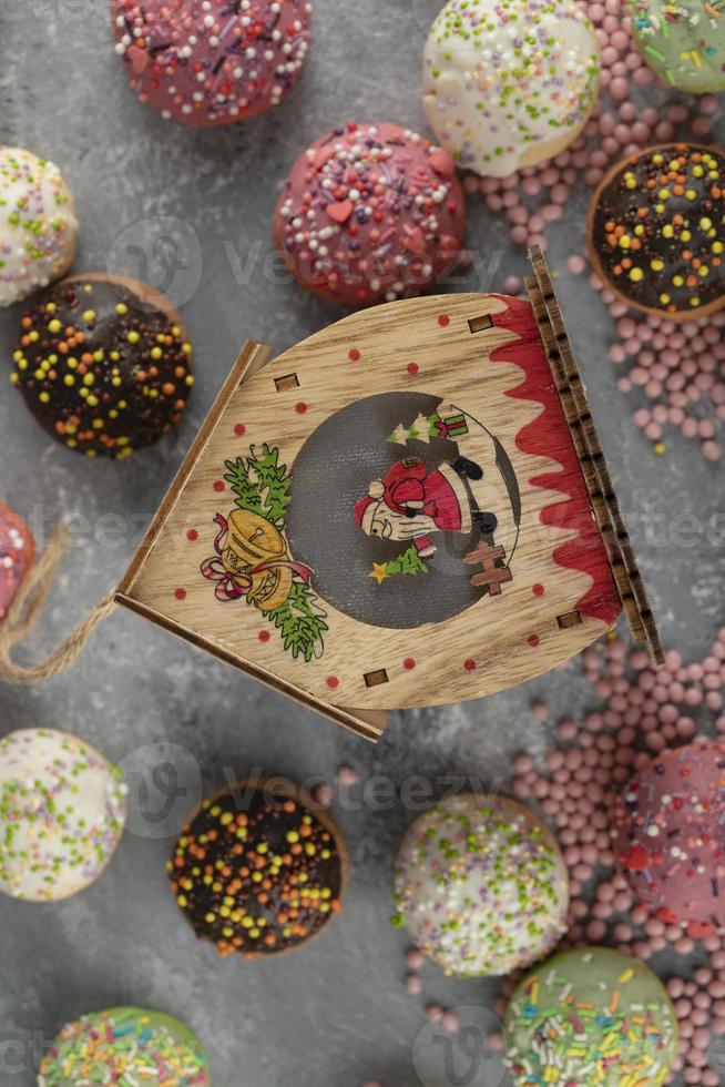 Petits beignets colorés au chocolat sucré avec des pépites photo