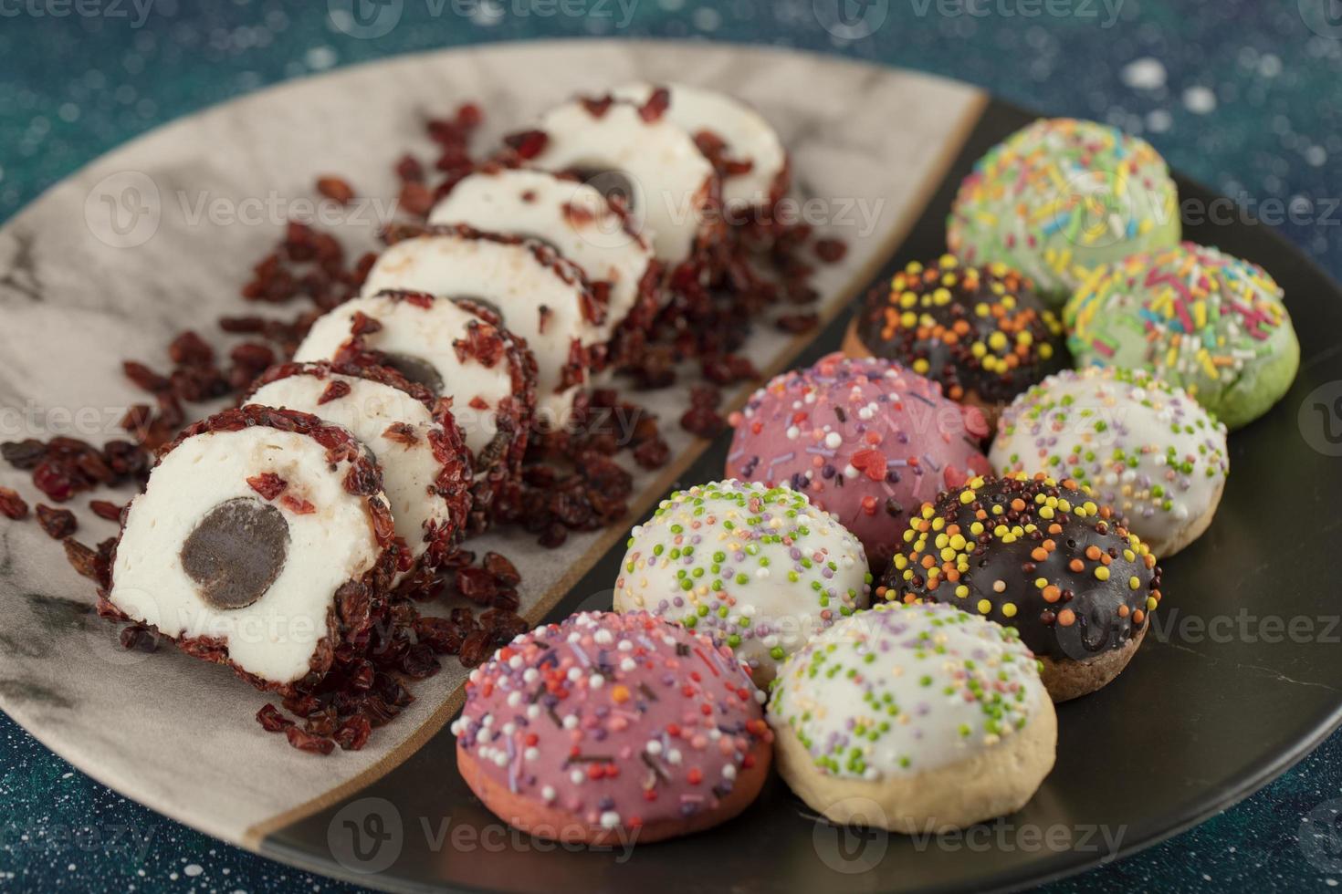 ensemble coloré de petits beignets sucrés sur une assiette photo