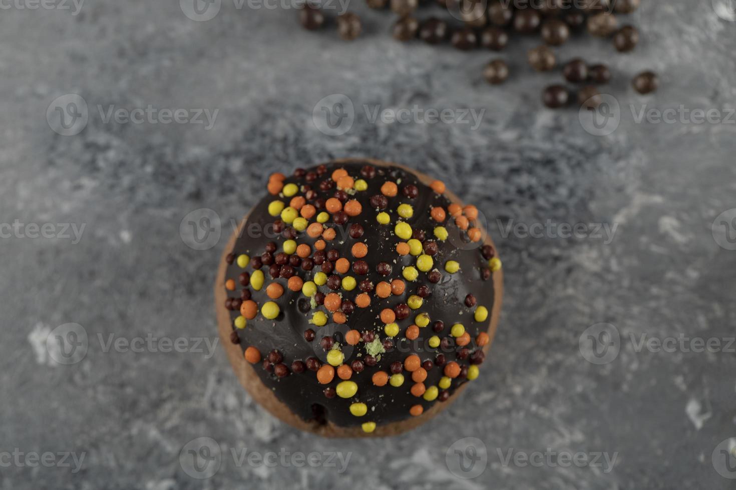 un beignet sucré au chocolat avec des pépites photo