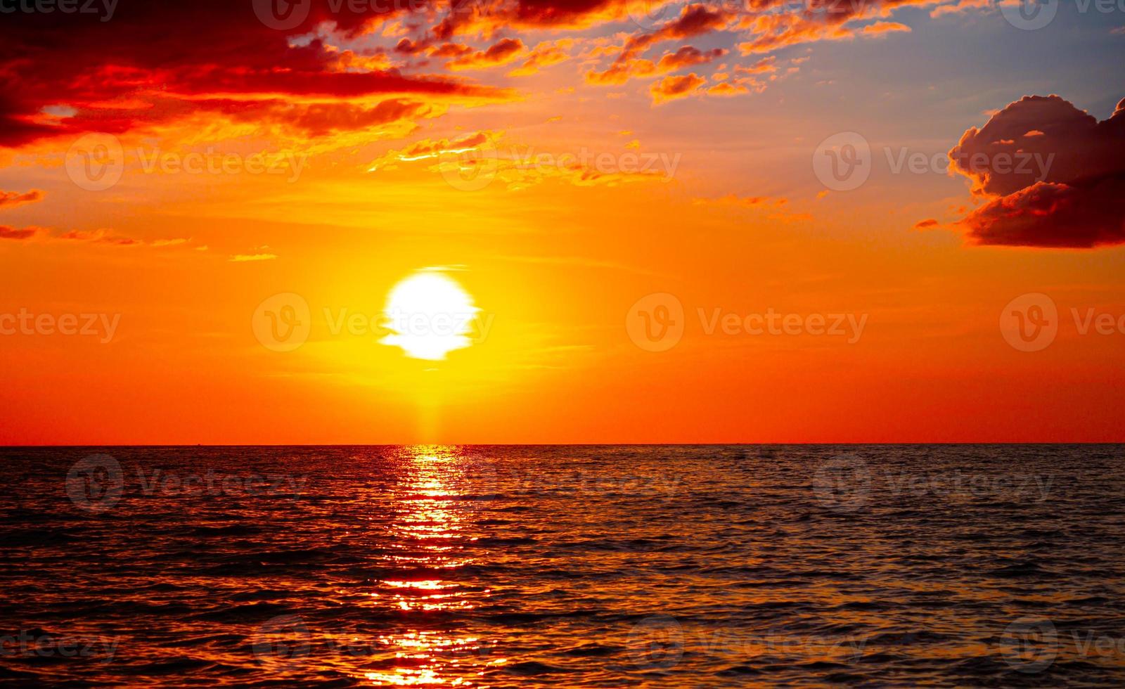 beau coucher de soleil sur la mer. ciel au crépuscule et réflexion sur la mer pour voyager en vacances se détendre photo