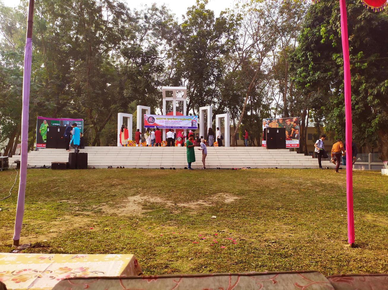 shaheed minar est une nationale monument dans Bangladesh. différent organisations payant hommage à Langue mouvement martyrs à le central shaheed minar. photo