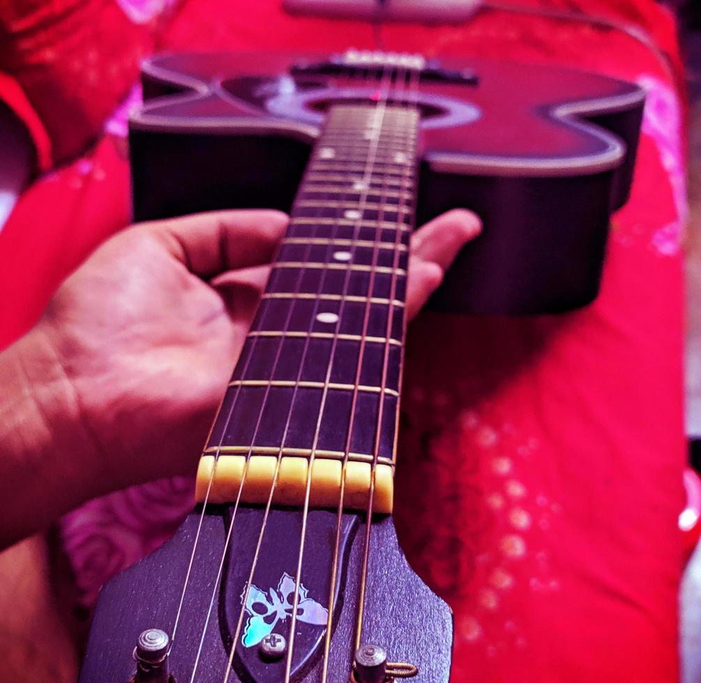 guitare proche en haut vue isolé sur main. la musique enregistrement studio équipement.musique concepts. photo