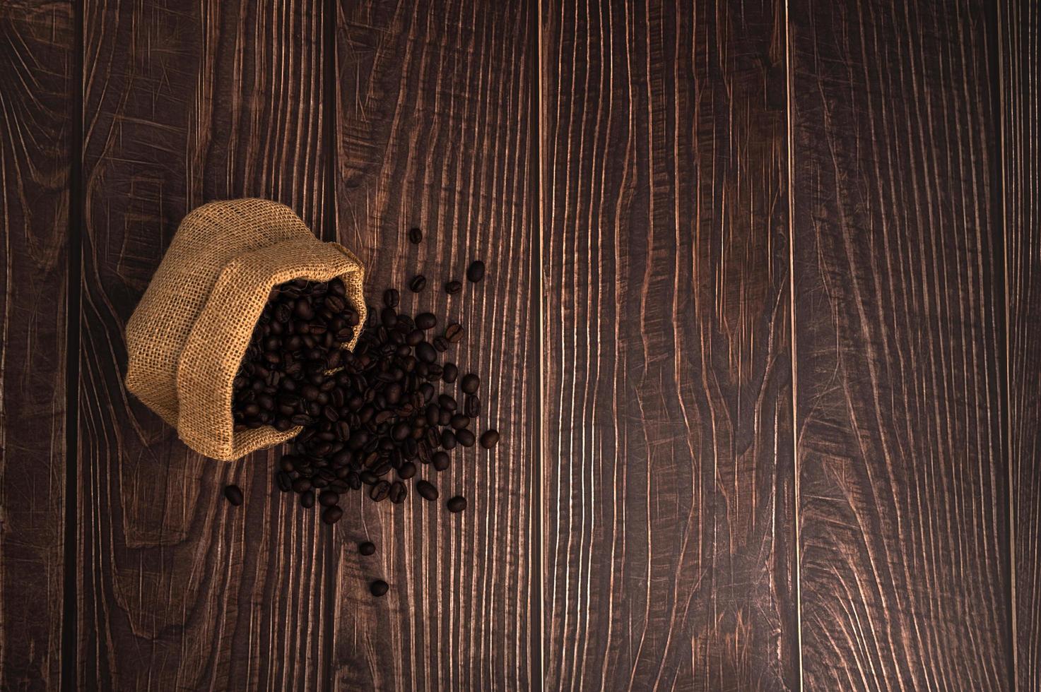 grains de café sur une table en bois, aime boire du café concept photo