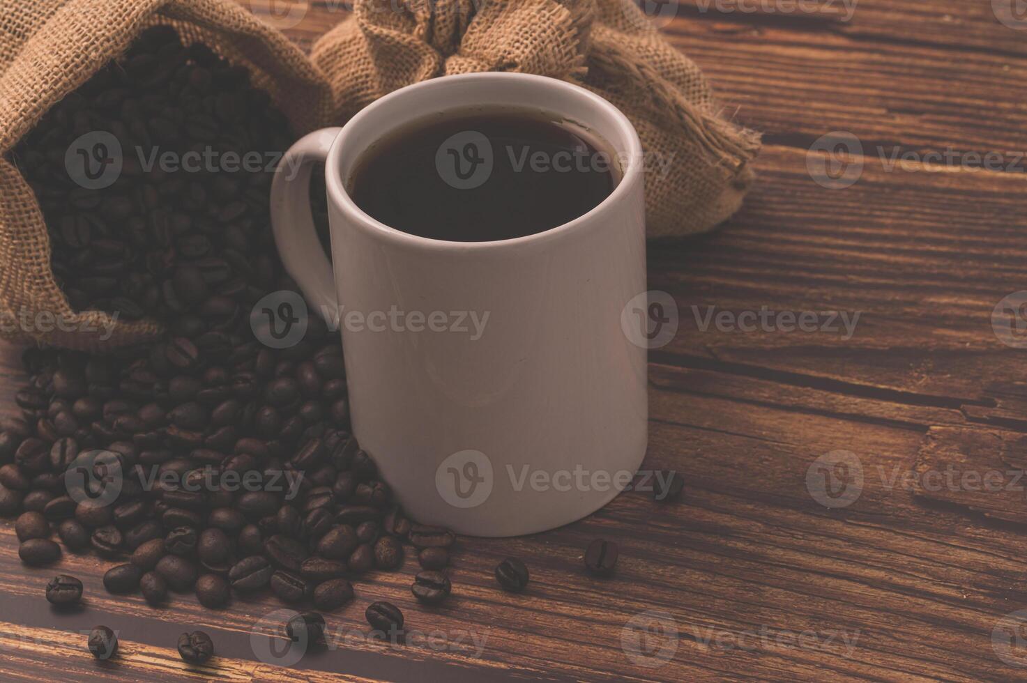 grains de café sur une table en bois, aime boire du café concept photo