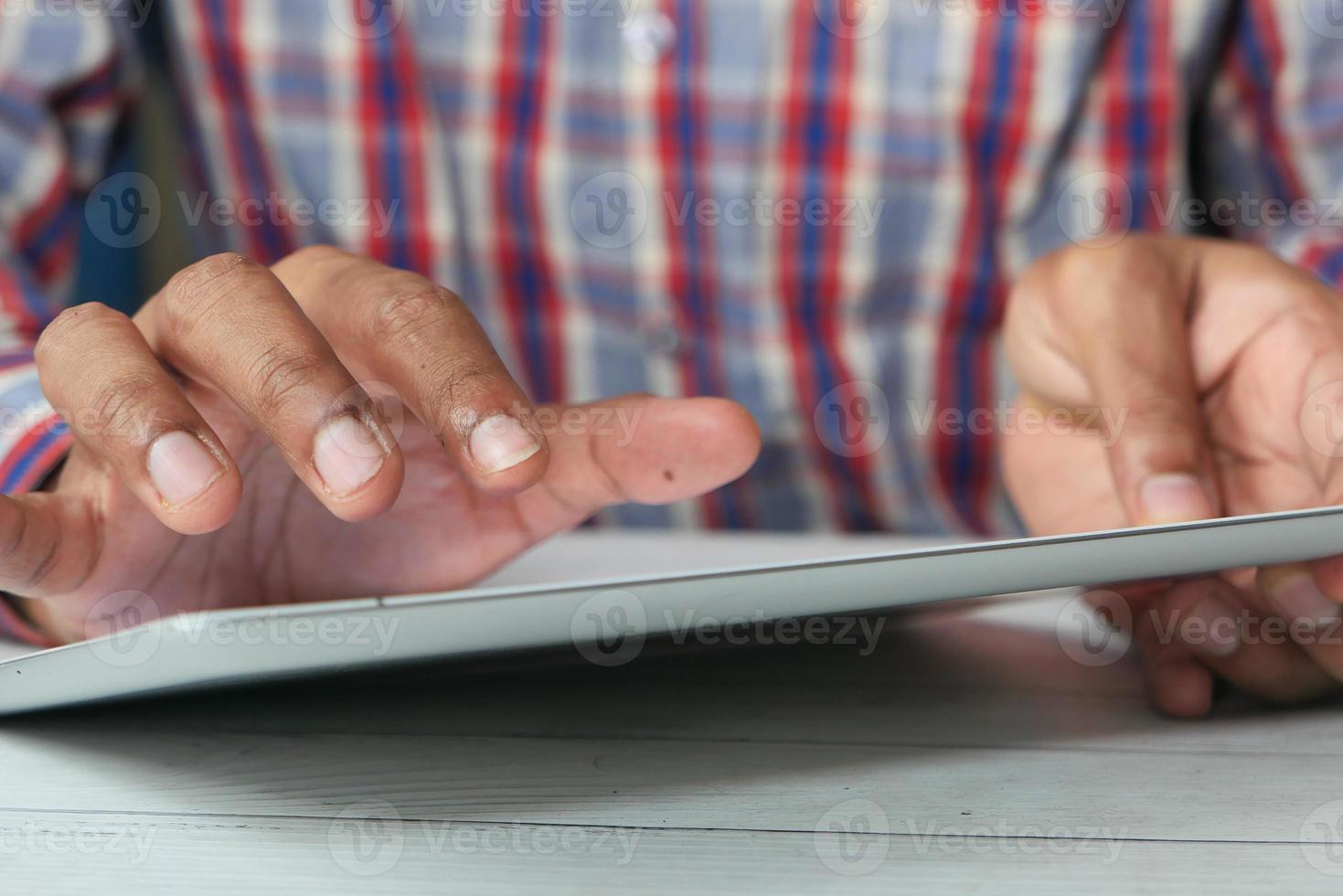 La main de l'homme à l'aide de tablette numérique se bouchent photo