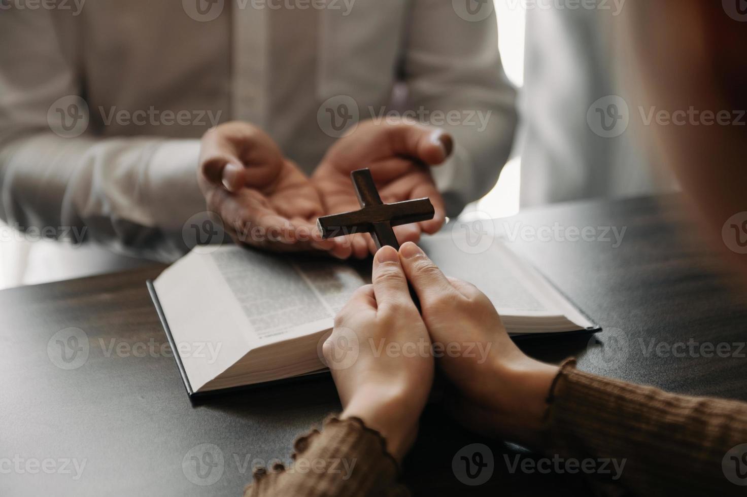 les chrétiens sont des fidèles qui se donnent la main pour prier et rechercher les bénédictions de dieu. photo