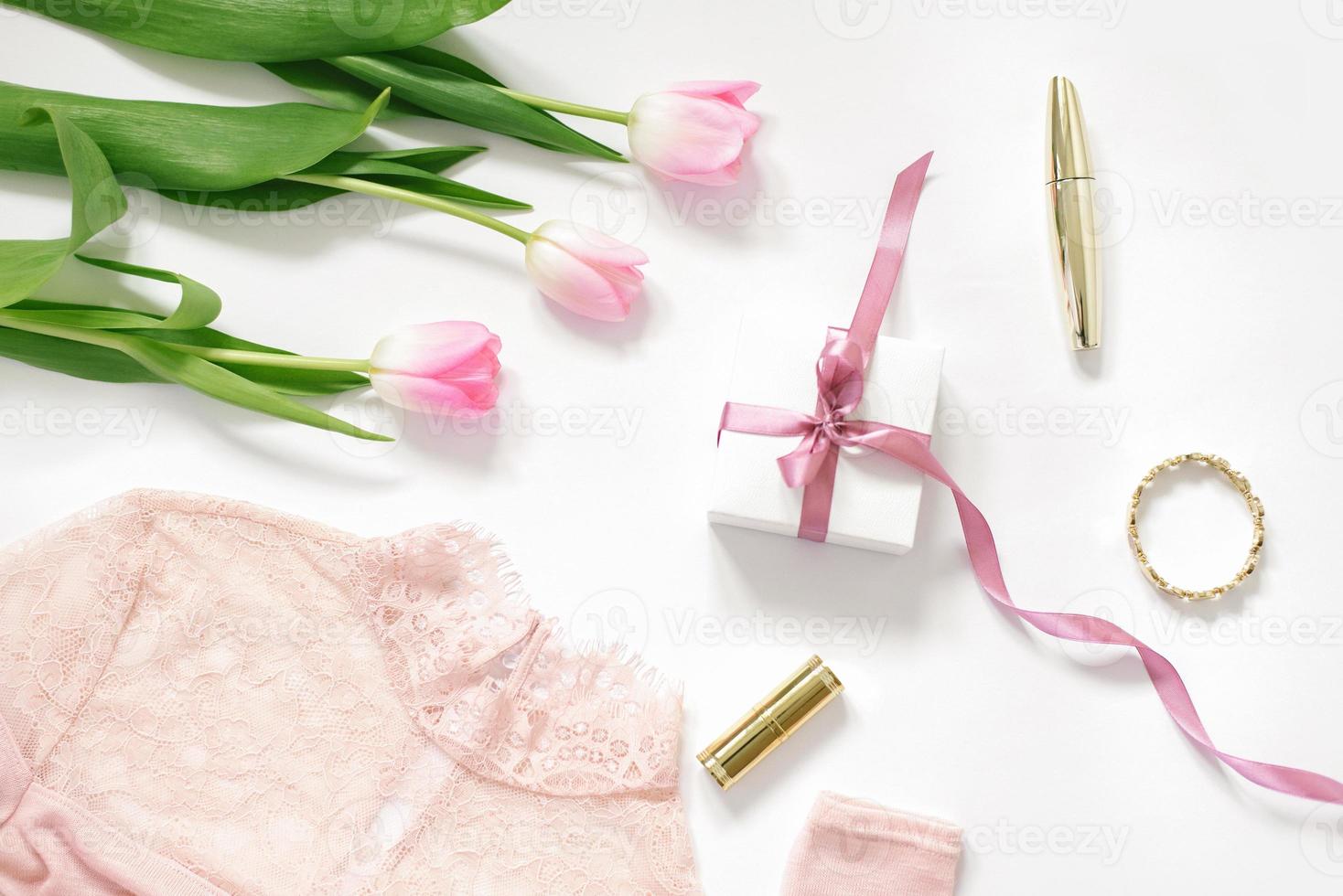 une bouquet de rose tulipes, une cadeau boîte avec une rose arc, une chemisier et produits de beauté. le concept de la Saint-Valentin jour, de la mère jour, anniversaire et printemps pour le blogueur photo