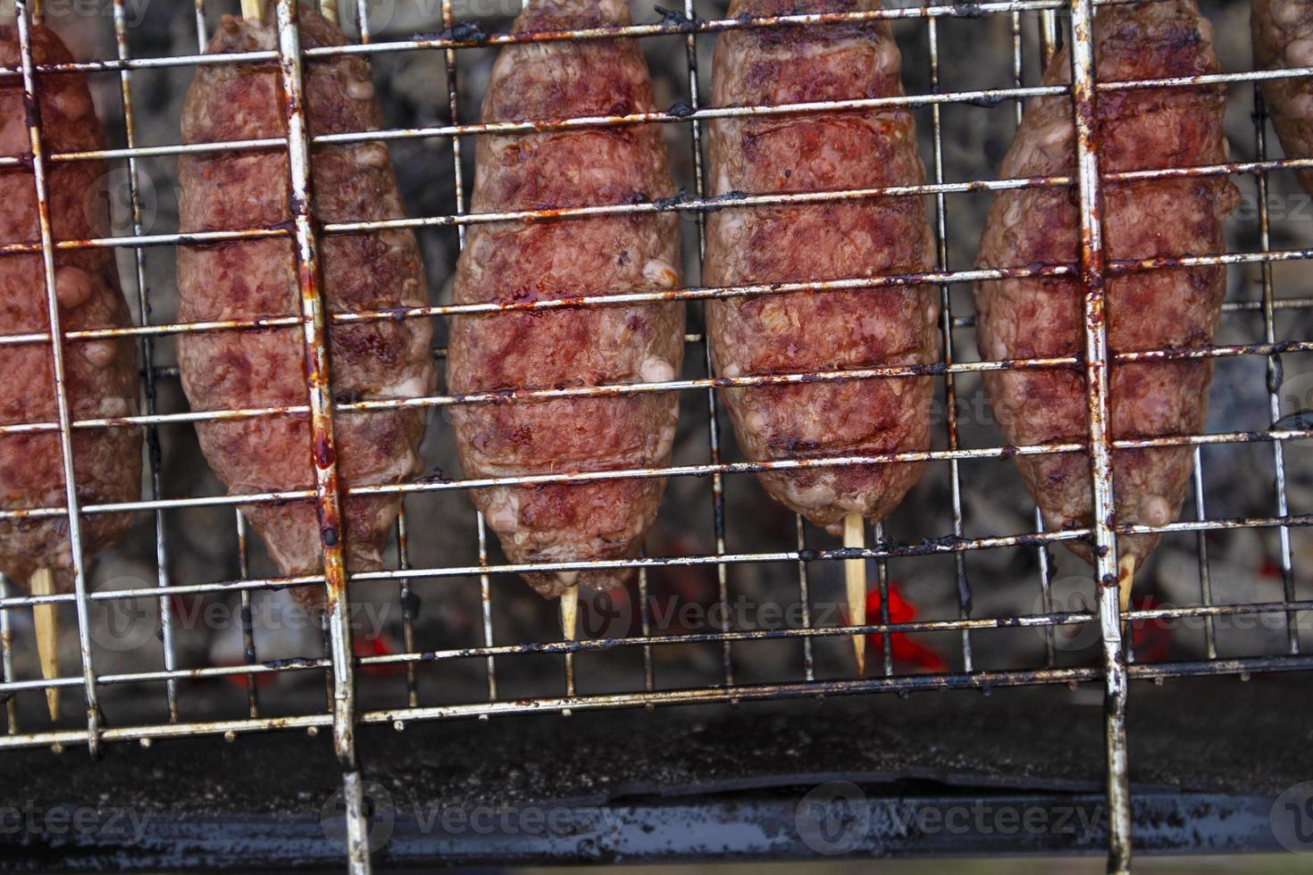 Viande plat sur le câble étagère. lula kebab Oriental saucisses. photo