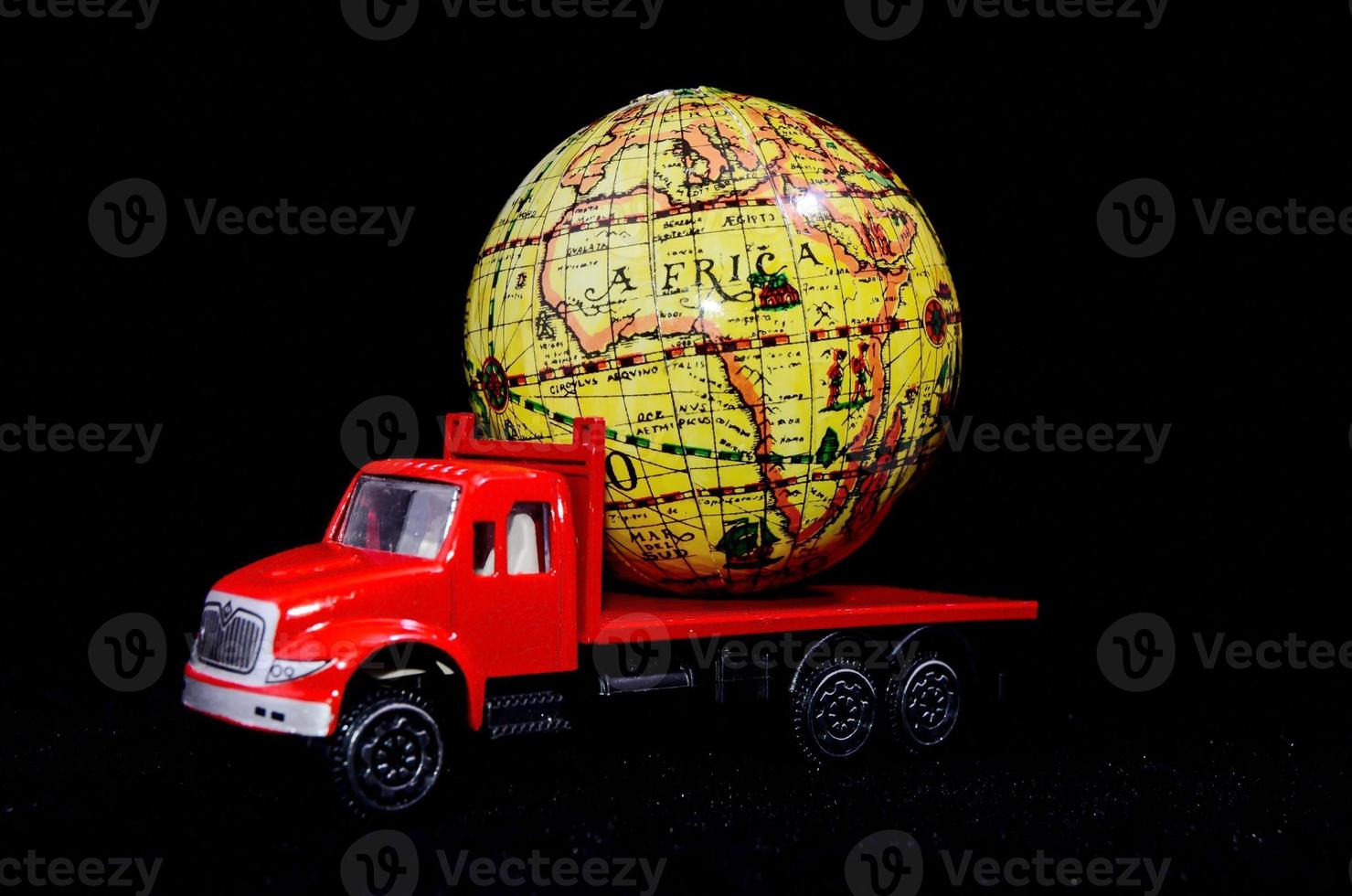 camion jouet avec un globe photo