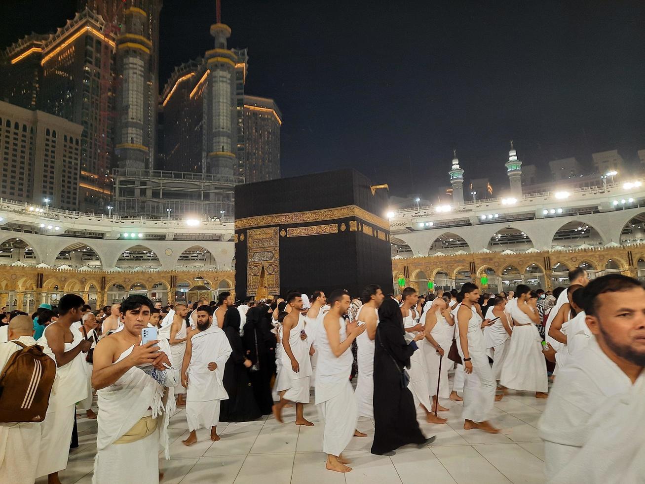 Mecque, saoudien Saoudite, Mars 2023 - pendant le mois de Ramadan, pèlerins de tout plus de le monde effectuer tawaf autour le Kabah à le masjid al-haram dans Mecque.. photo