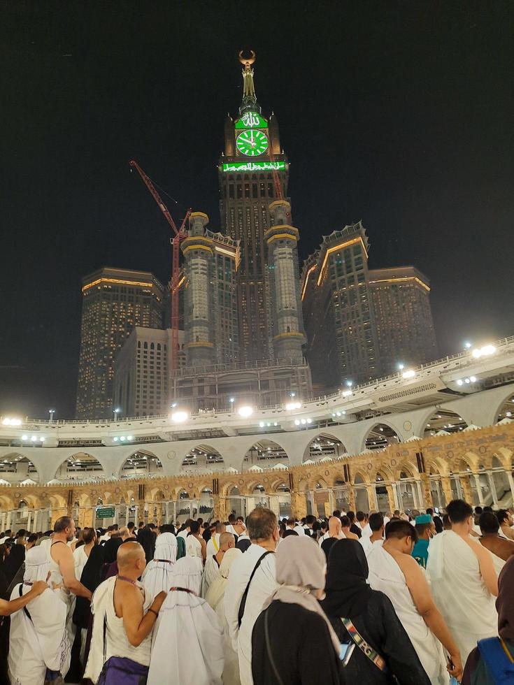 Mecque, saoudien Saoudite, Mars 2023 - pendant le mois de Ramadan, pèlerins de tout plus de le monde effectuer tawaf autour le Kabah à le masjid al-haram dans Mecque.. photo