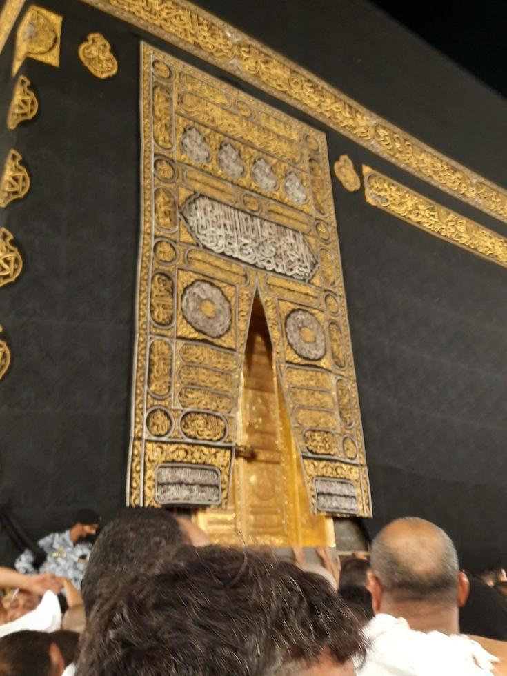 Mecque, saoudien Saoudite, Mars 2023 - magnifique vue de le kaaba et le entrée à le kaaba dans le masjid Al haram dans Mecque. photo