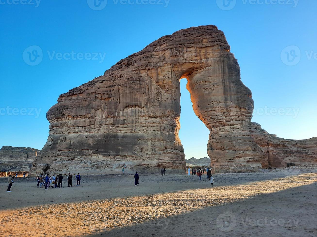 magnifique soir vue de l'éléphant Roche dans al-oula, saoudien Saoudite. touristes troupeau dans grand Nombres à voir l'éléphant rock. photo