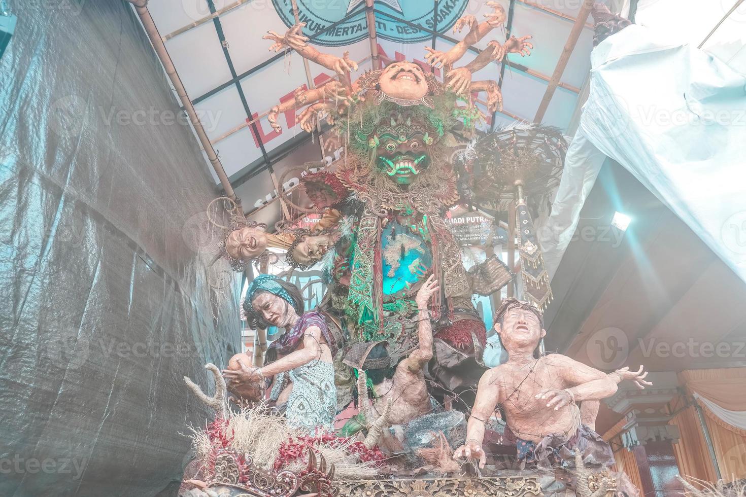 ogoh-ogoh est une balinais traditionnel géant fantoche fabriqué de bambou et papier maché, représentant mal esprits. c'est défilé autour avant le nyepi journée à quartier de négativité. photo