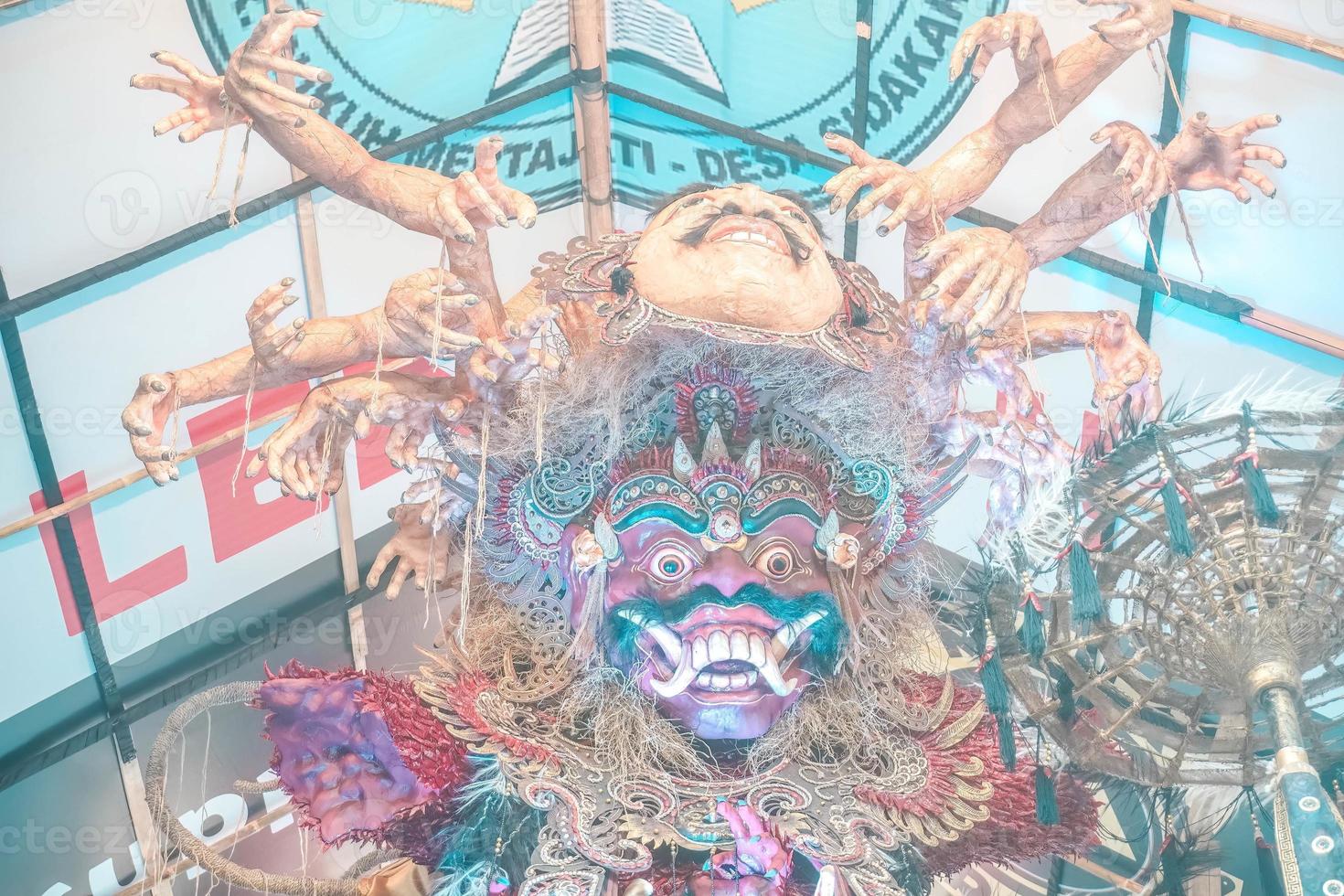 ogoh-ogoh est une balinais traditionnel géant fantoche fabriqué de bambou et papier maché, représentant mal esprits. c'est défilé autour avant le nyepi journée à quartier de négativité. photo