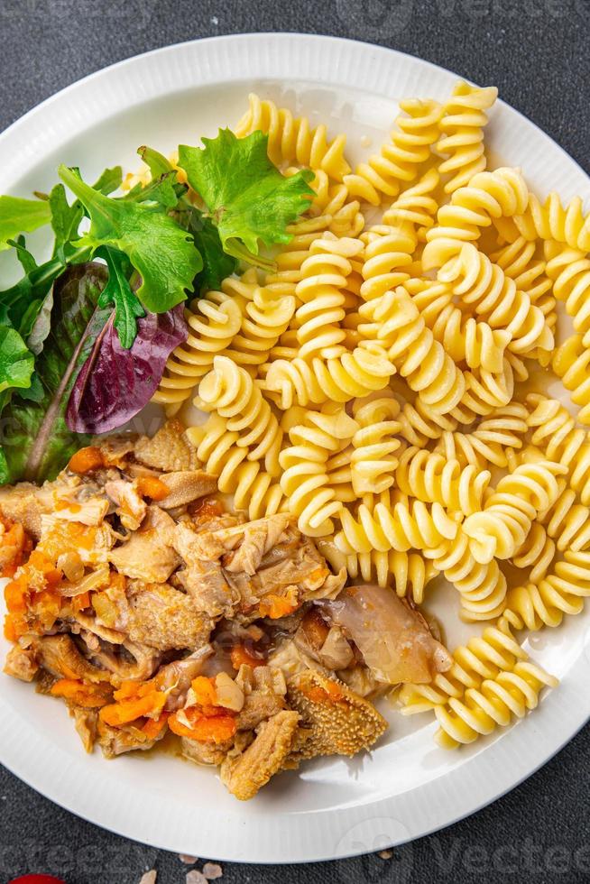 Viande tripes Pâtes Pâtes fusilli Frais prêt à cuisinier en bonne santé repas nourriture casse-croûte sur le table copie espace nourriture Contexte rustique photo