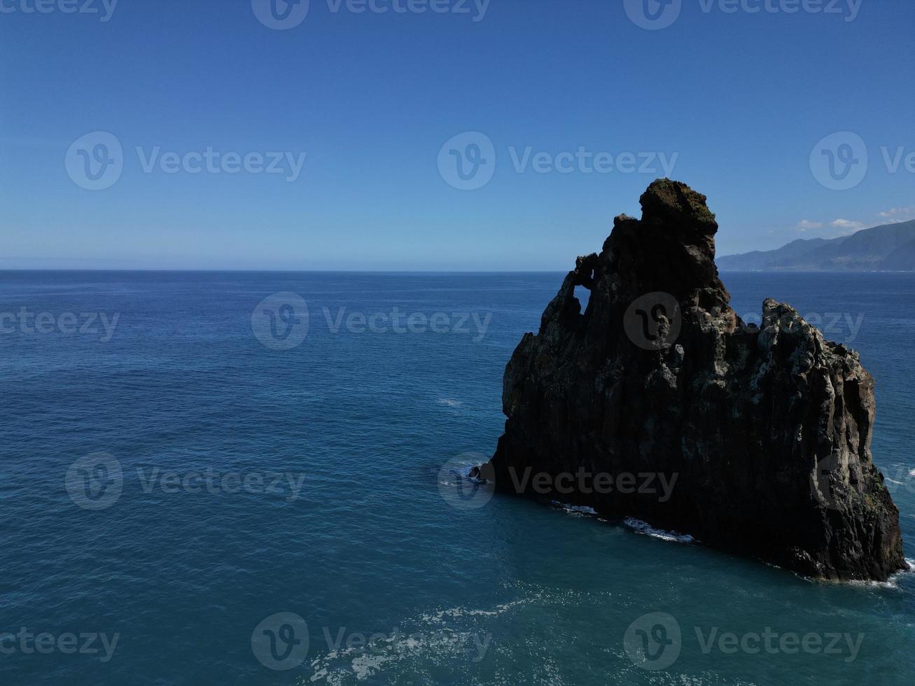 aérien vue à le ilhéus da Ribeira da Janela, rochers dans océan sur Madère île, le Portugal photo