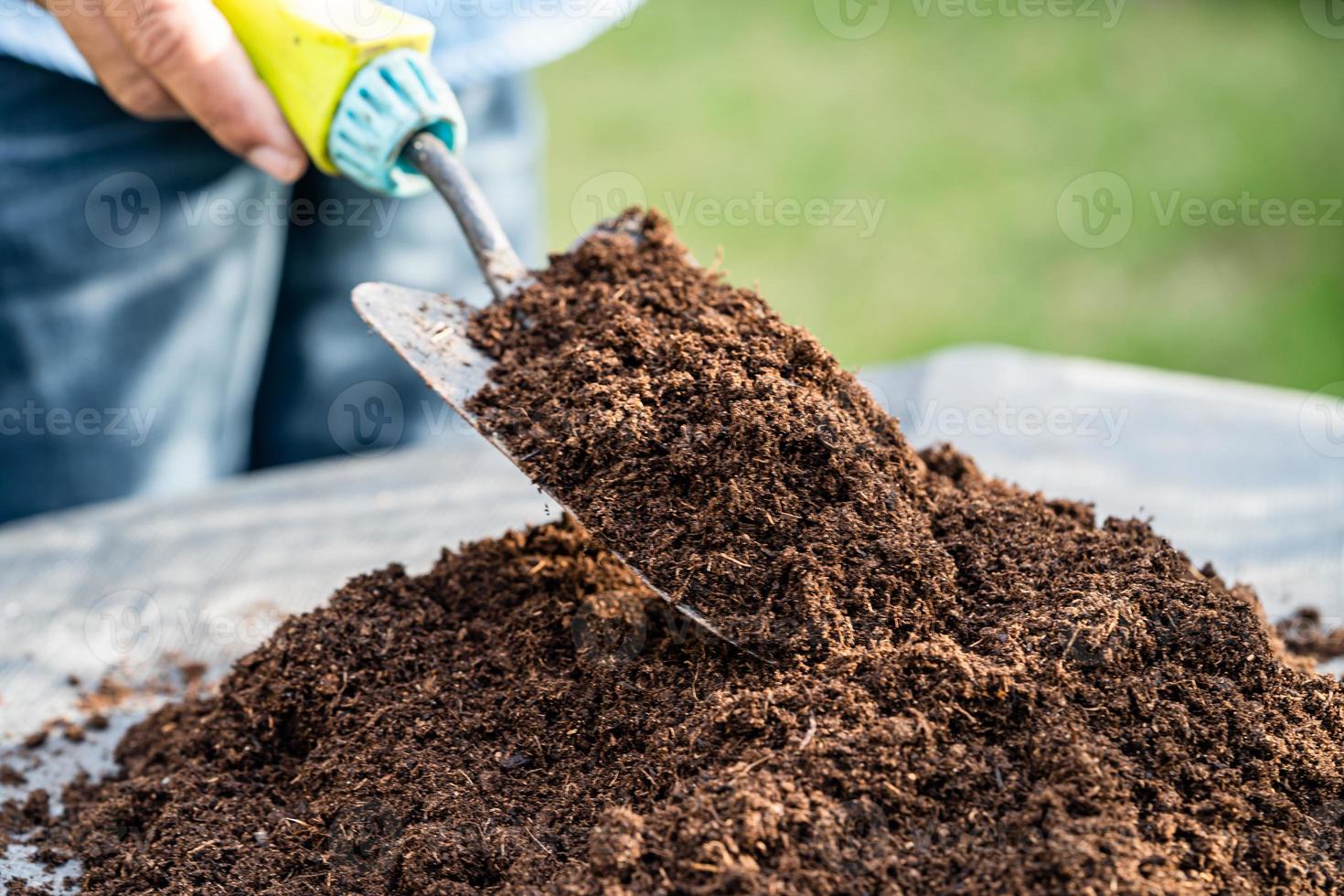 jardinier femme en portant tourbe mousse biologique matière améliorer sol pour agriculture biologique plante croissance, écologie concept. photo