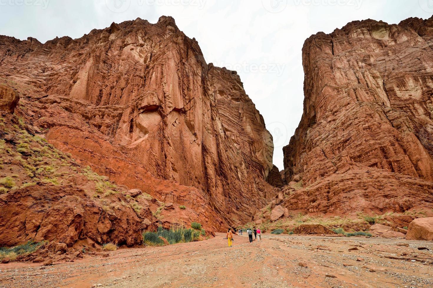 le mystérieux grandiose canyon de tianshan montagnes photo