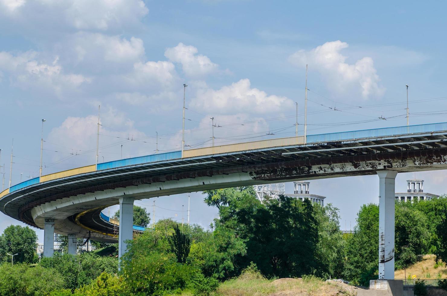 Pont de la centrale hydroélectrique sur fond de ciel bleu photo