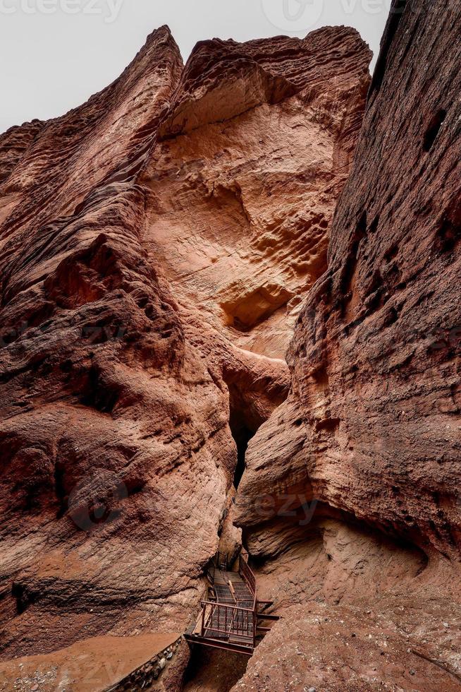 le mystérieux grandiose canyon de tianshan montagnes photo