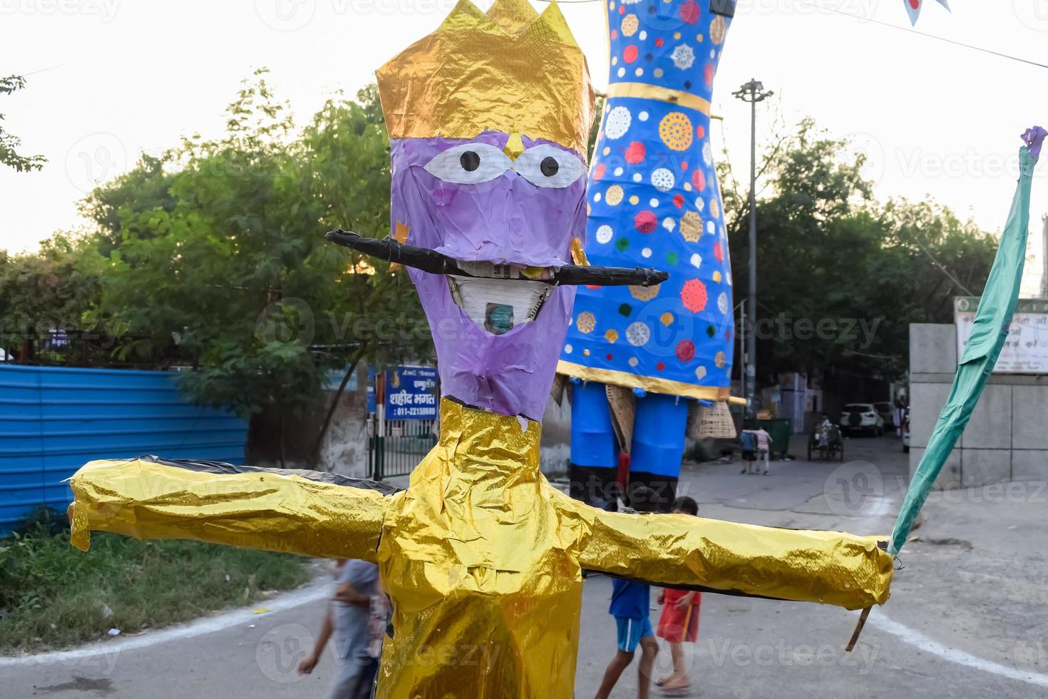 ravnans étant enflammé pendant Dussera Festival à ramleela sol dans Delhi, Inde, gros statue de Ravana à avoir Feu pendant le juste de Dussera à célébrer le la victoire de vérité par Seigneur rama photo