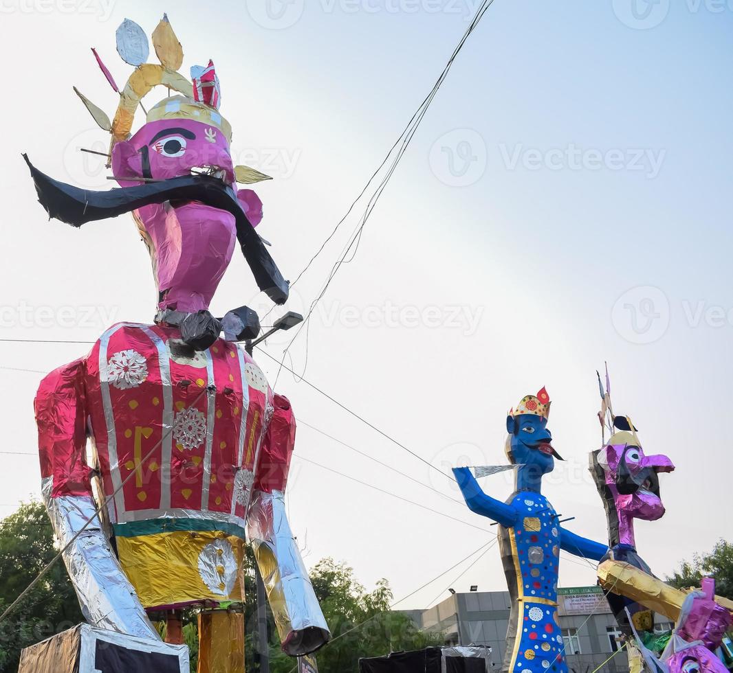 ravnans étant enflammé pendant Dussera Festival à ramleela sol dans Delhi, Inde, gros statue de Ravana à avoir Feu pendant le juste de Dussera à célébrer le la victoire de vérité par Seigneur rama photo