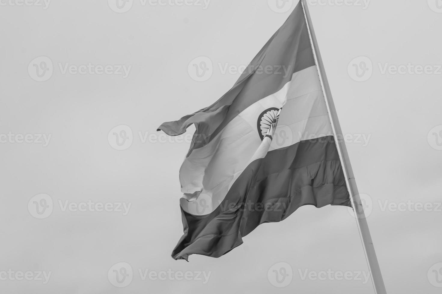 drapeau indien flottant, drapeau indien le jour de l'indépendance et le jour de la république de l'inde, agitant le drapeau indien, har ghar tiranga photo