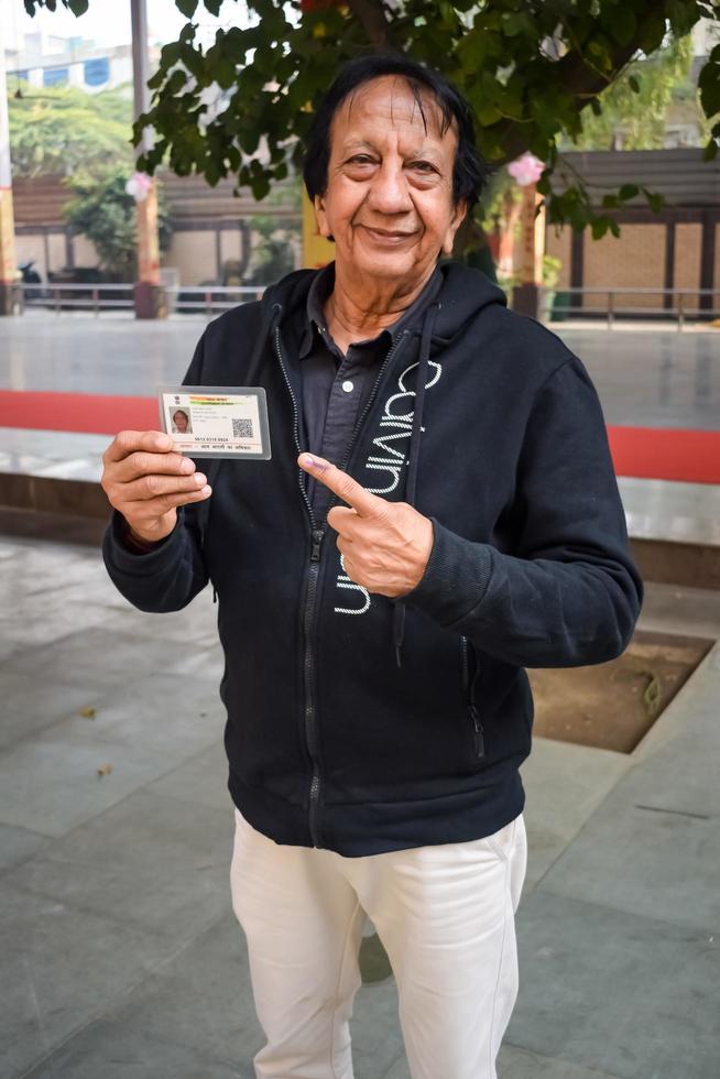 new delhi, inde - 04 décembre 2022 - des personnes non identifiées montrant leurs doigts marqués à l'encre après avoir voté devant le bureau de vote de la région de delhi est pour les élections locales mcd 2022 photo