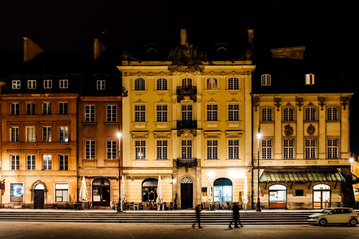 Varsovie, Pologne 2017- zone touristique de la vieille ville dans la nuit de Warshawa photo