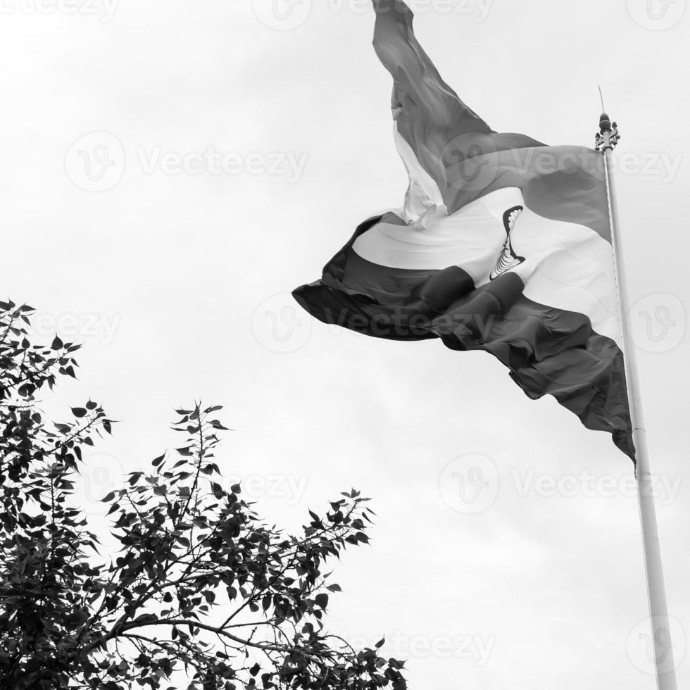 drapeau indien flottant, drapeau indien le jour de l'indépendance et le jour de la république de l'inde, agitant le drapeau indien, har ghar tiranga photo