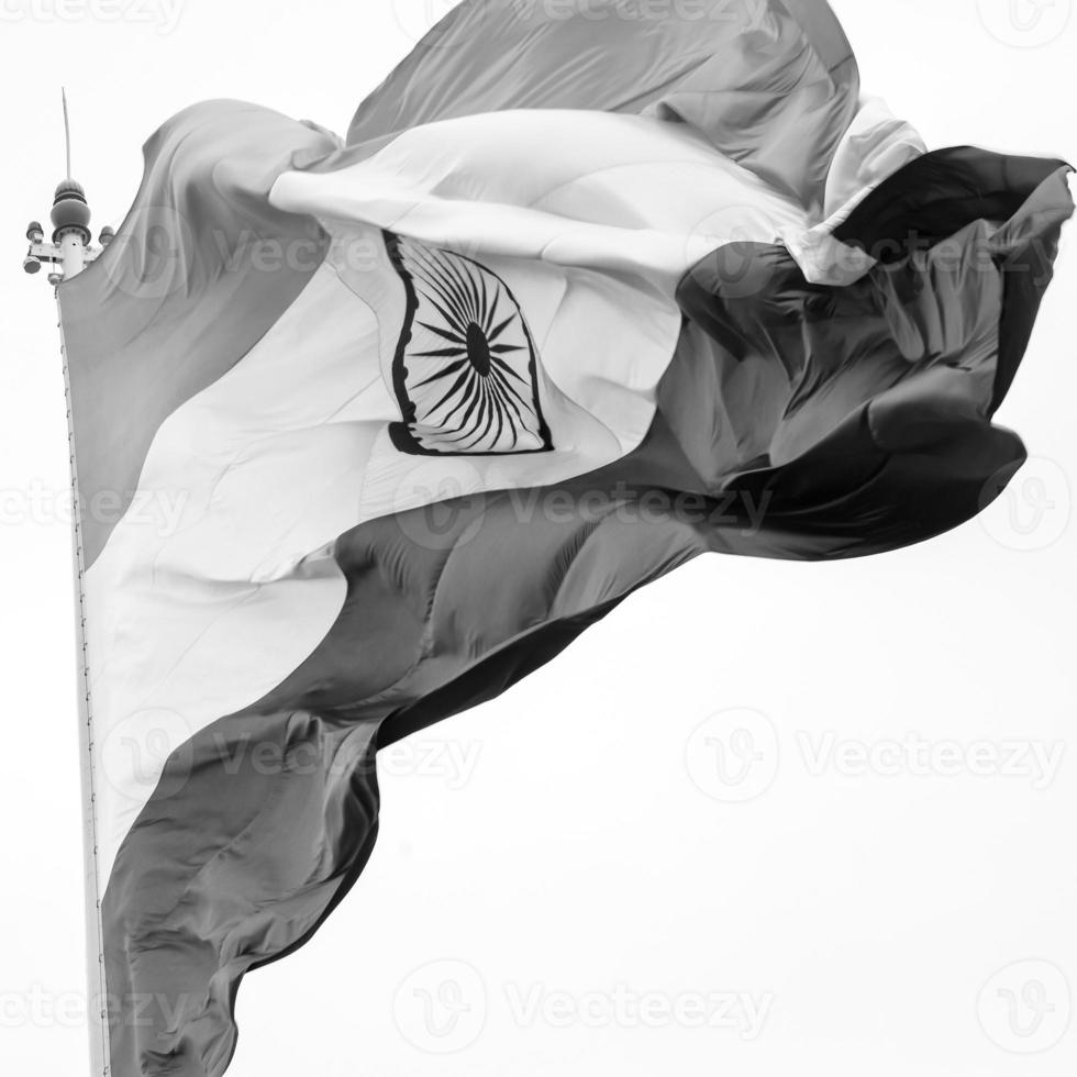 drapeau indien flottant, drapeau indien le jour de l'indépendance et le jour de la république de l'inde, agitant le drapeau indien, har ghar tiranga photo