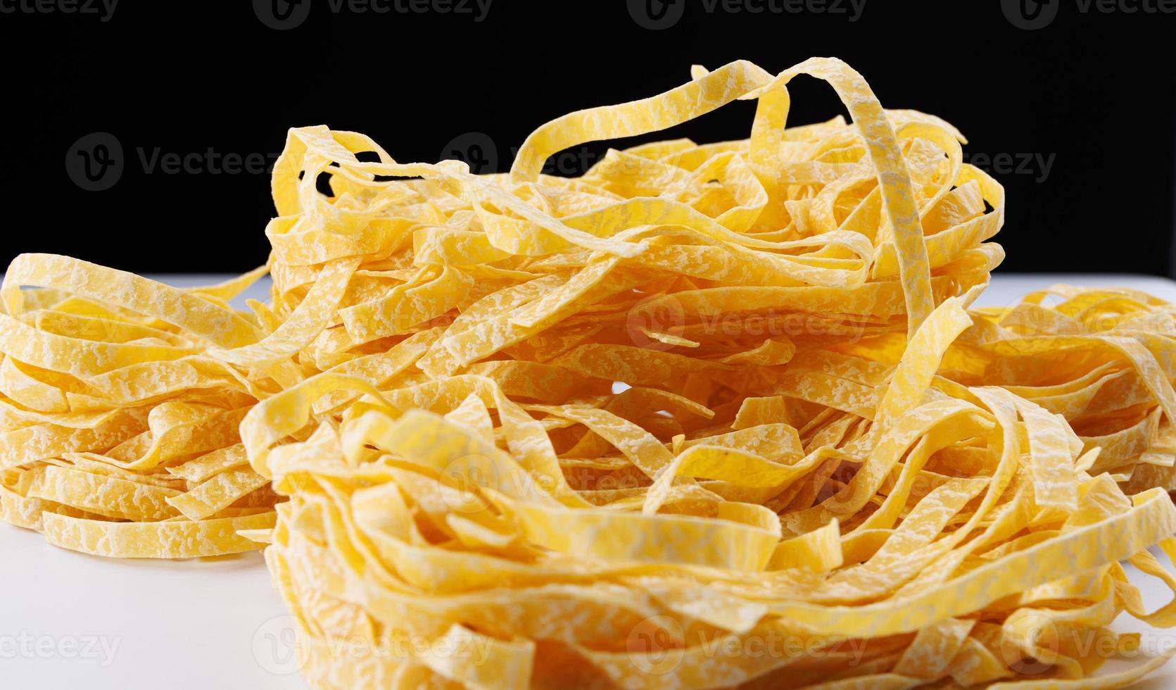 prime italien Pâtes. Pâtes nids. italien tagliatelles . photo