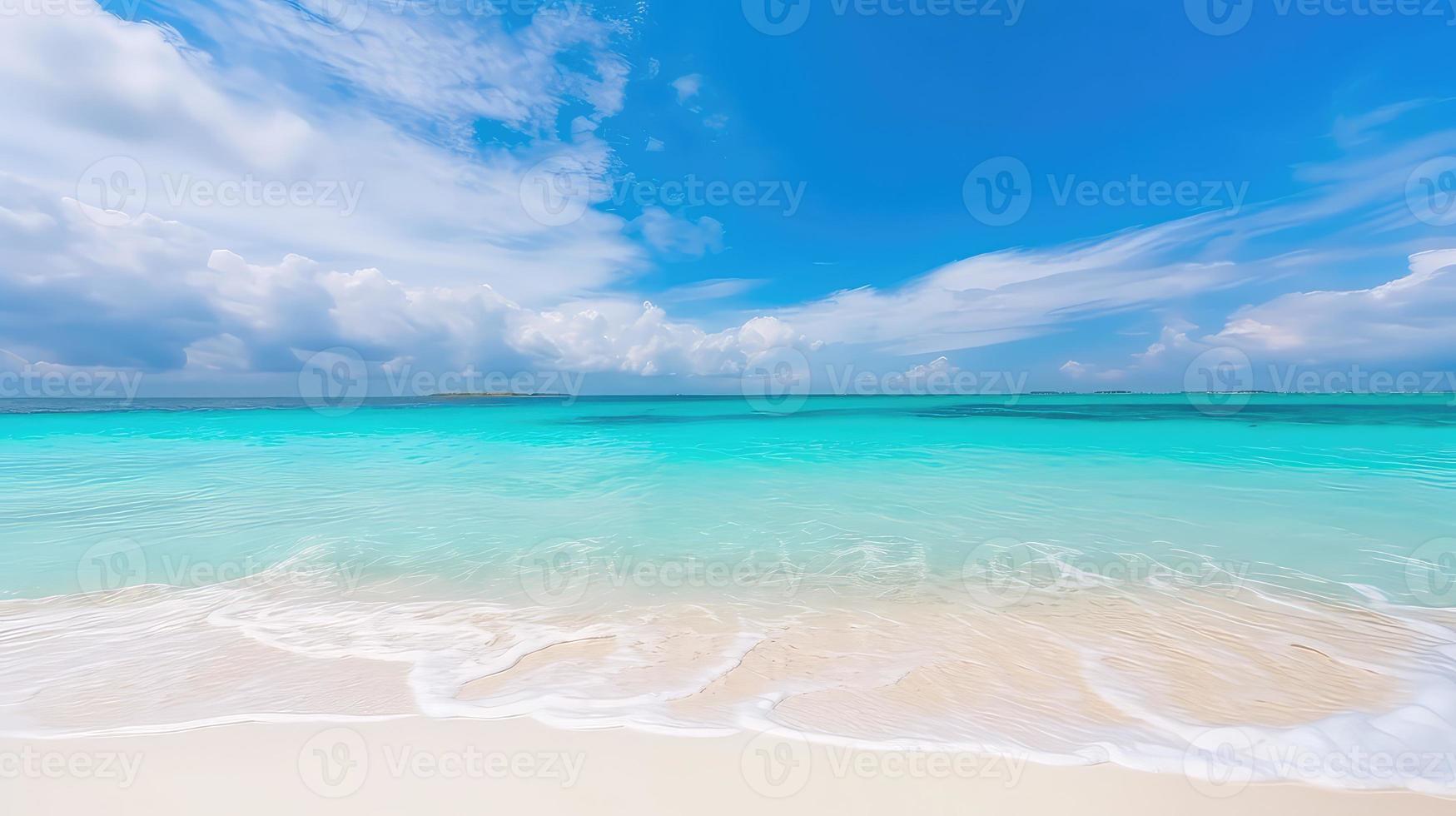 magnifique sablonneux plage avec blanc le sable et roulant calme vague de turquoise océan sur ensoleillé journée sur Contexte blanc des nuages dans bleu ciel. coloré parfait panoramique Naturel paysage. photo